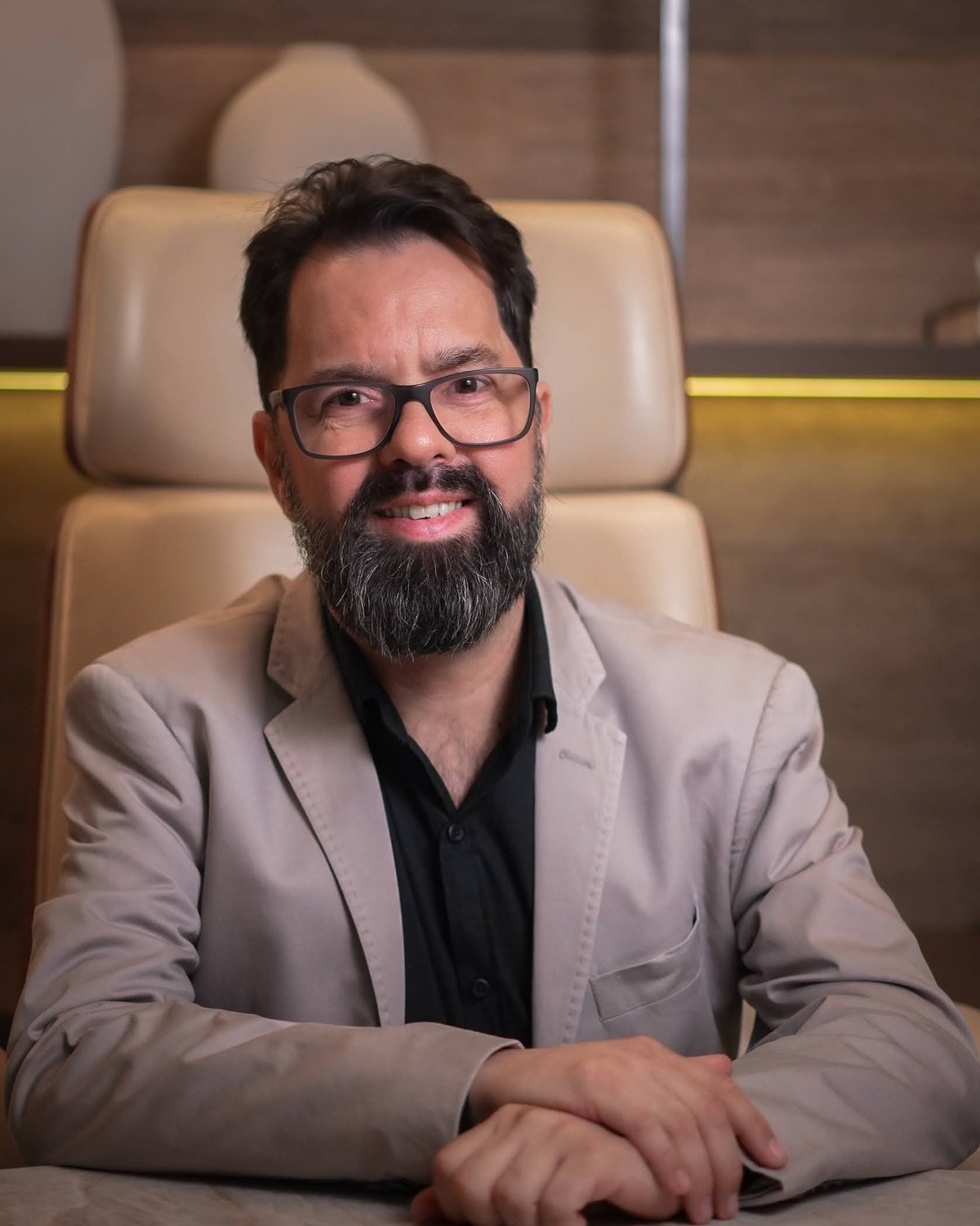 Dr. Germano Jatobá em consulta, no consultório em Arapiraca